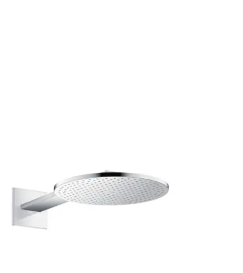 Kopfbadezimmerbrause mit flacher, runder Kopfpartie und geradem Arm, montiert an einer Wandhalterung. Ausführung in glänzendem Chrom, hergestellt von AXOR.
